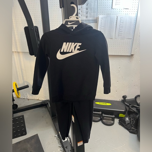 Kids Nike hooded sweatshirt and sweatpants set - Picture 1 of 3